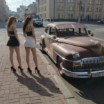 Скачать Изображение ИИ  девушки на фоне автомобиля PNG без фона, карточка товара, для маркетплейса