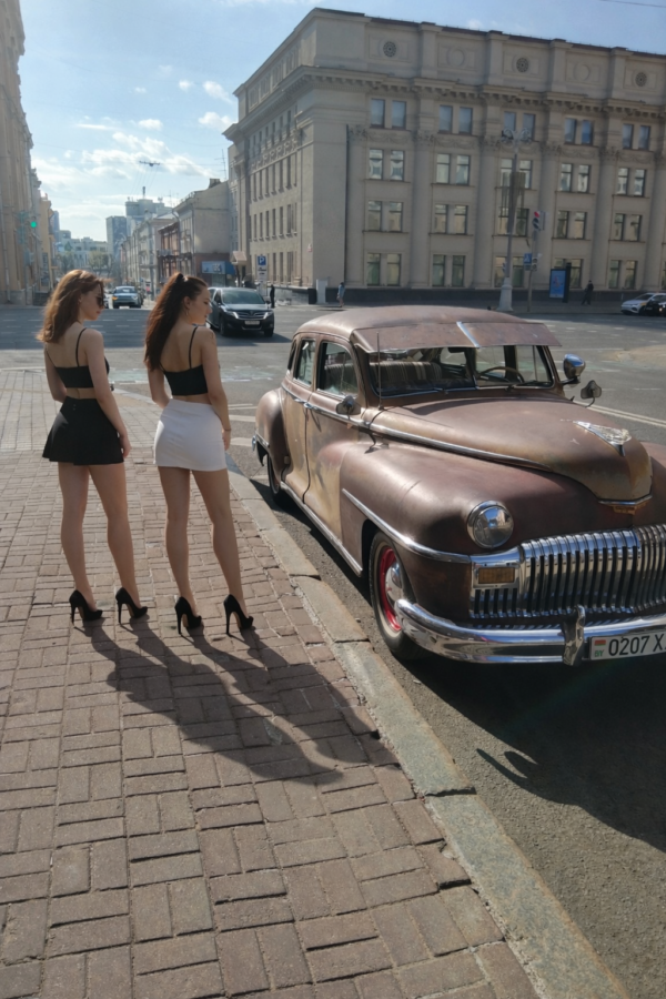 Скачать Изображение ИИ девушки на фоне автомобиля — изображение для товара Скачать Изображение ИИ девушки на фоне автомобиля PNG без фона, скачать, для Wildberries